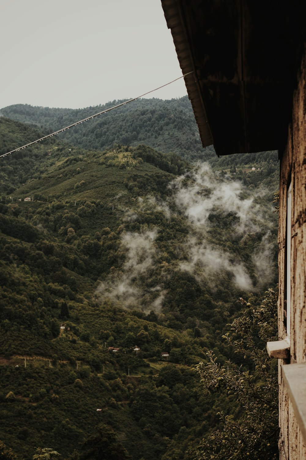 Montagne verte sous les nuages blancs pendant la journée