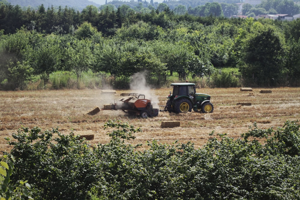 Tractor rojo en campo marrón durante el día