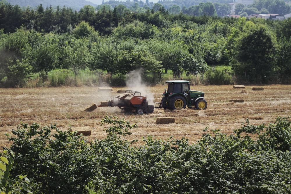 tracteur rouge sur une friche industrielle pendant la journée