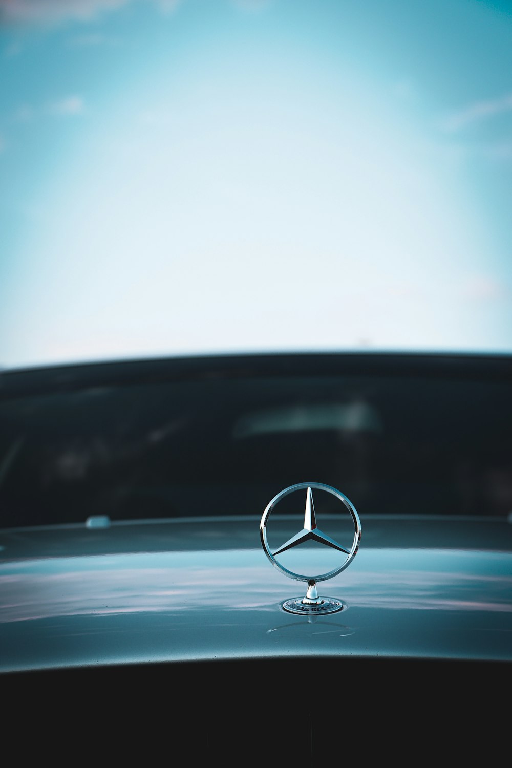 silver mercedes benz emblem on car