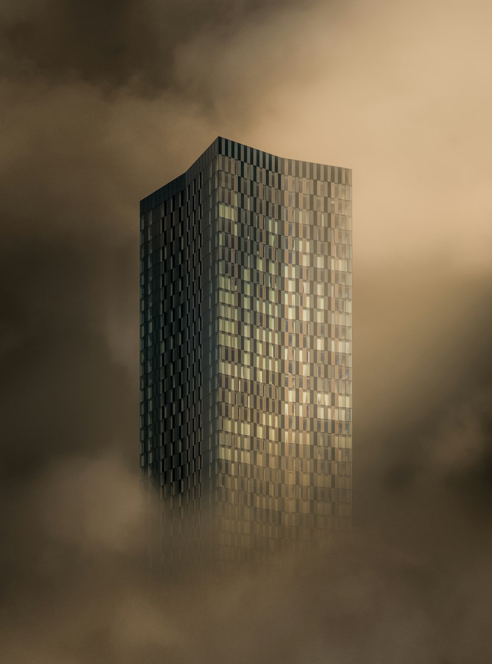 Edificio de hormigón gris bajo cielo gris