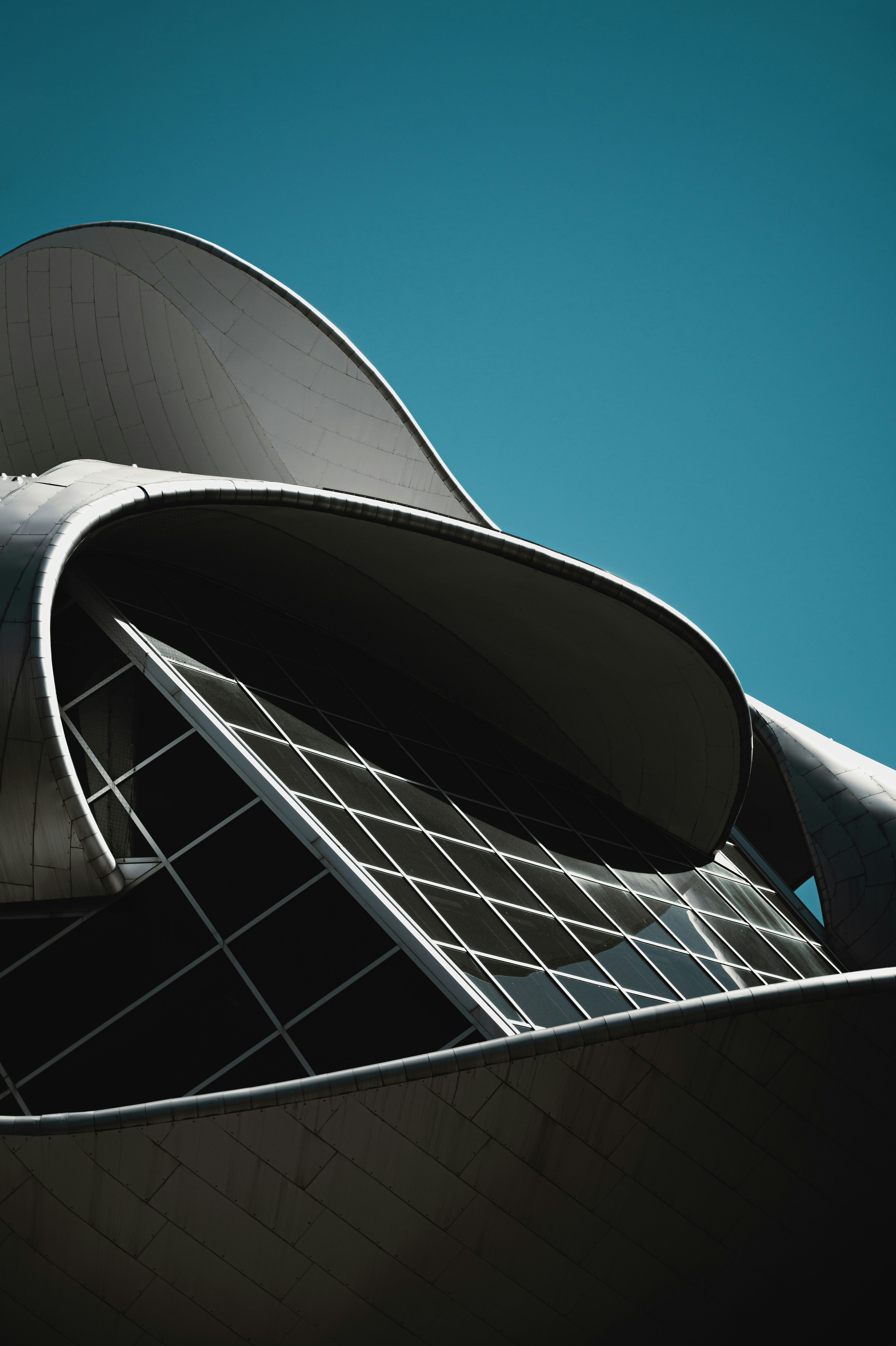 昼間の青空の下 白と黒のコンクリートの建物の写真 Unsplashで見つけるエドモントンの無料写真