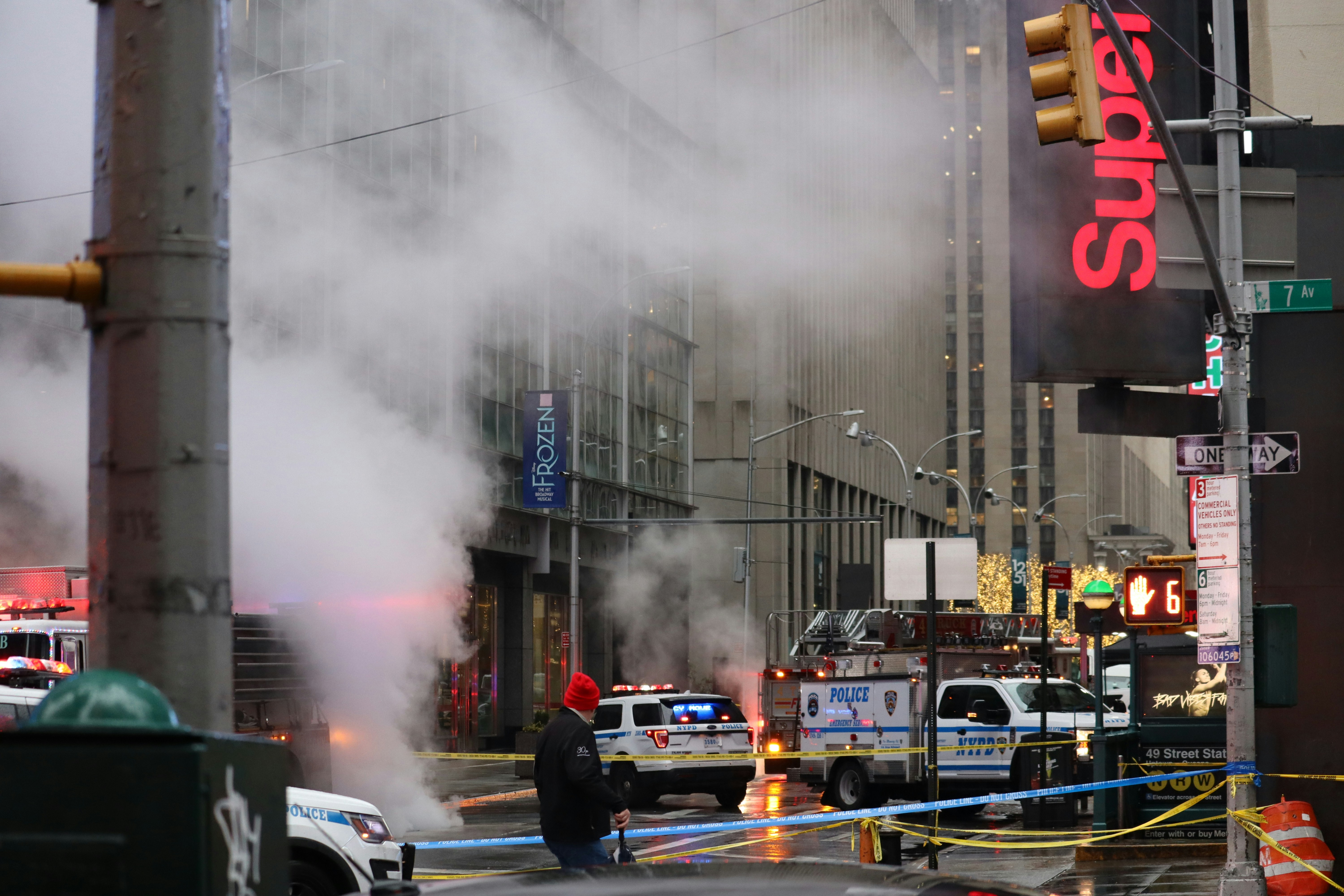 Voitures sur la route pendant la journée