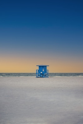 blue wooden lifeguard house on siesta beach during daytime