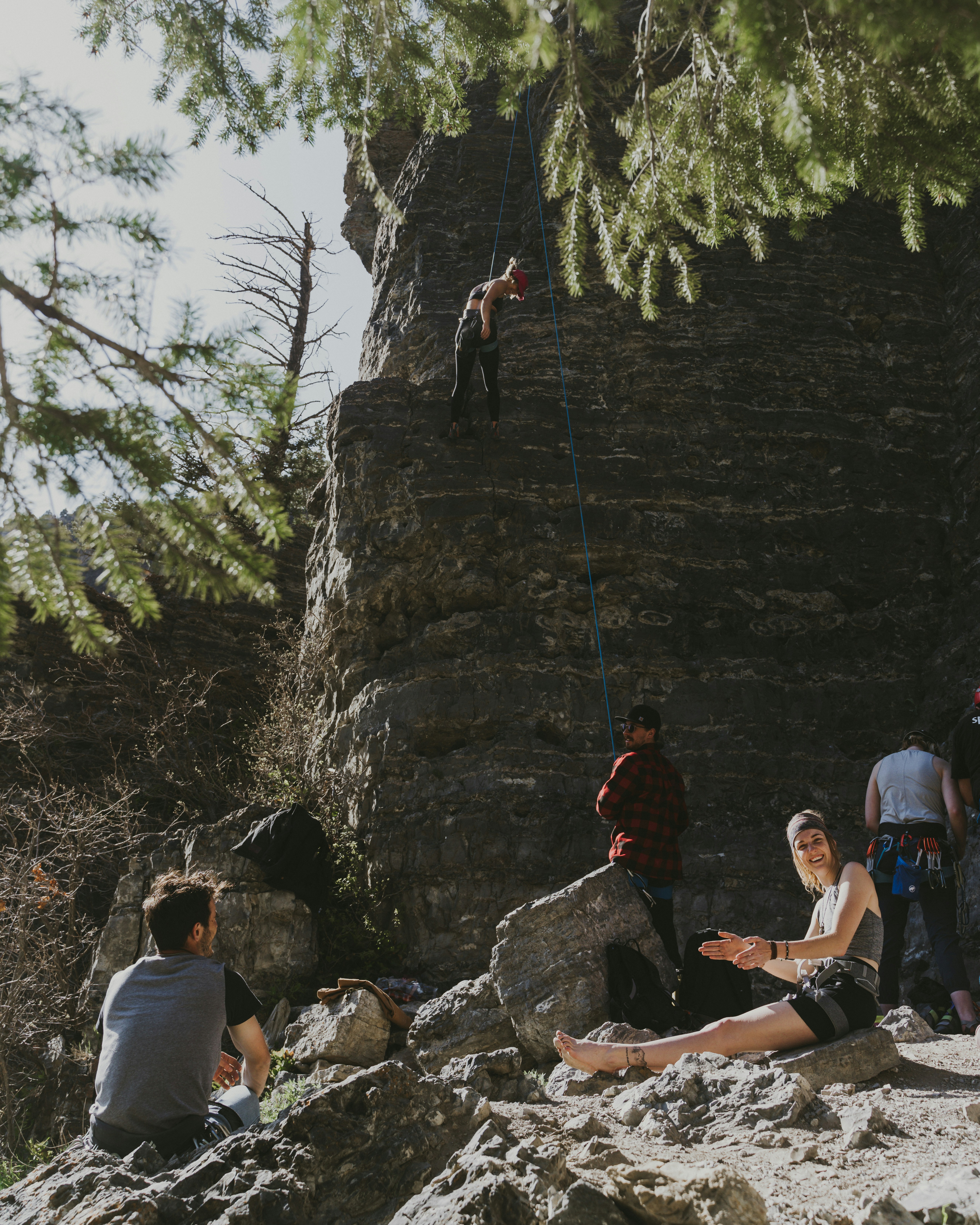 Orang memanjat Rocky Mountain pada siang hari