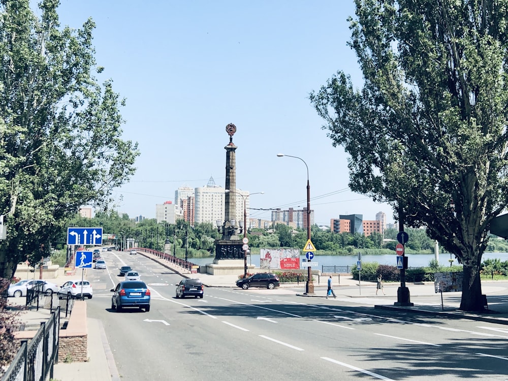 Voitures sur la route pendant la journée