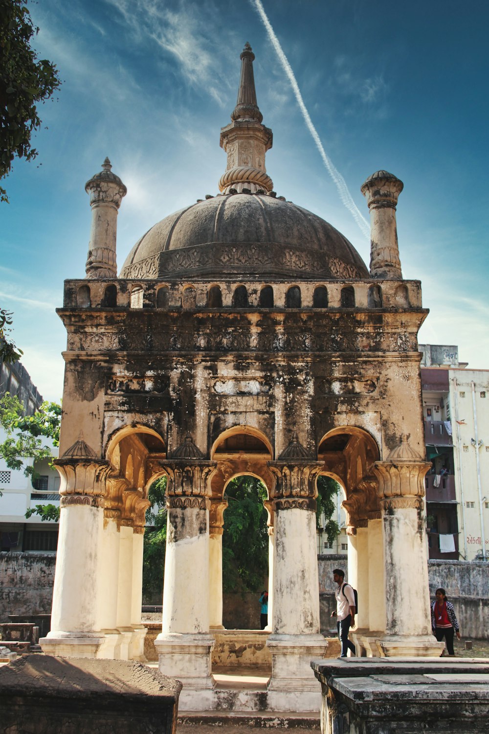 bâtiment en béton brun pendant la journée