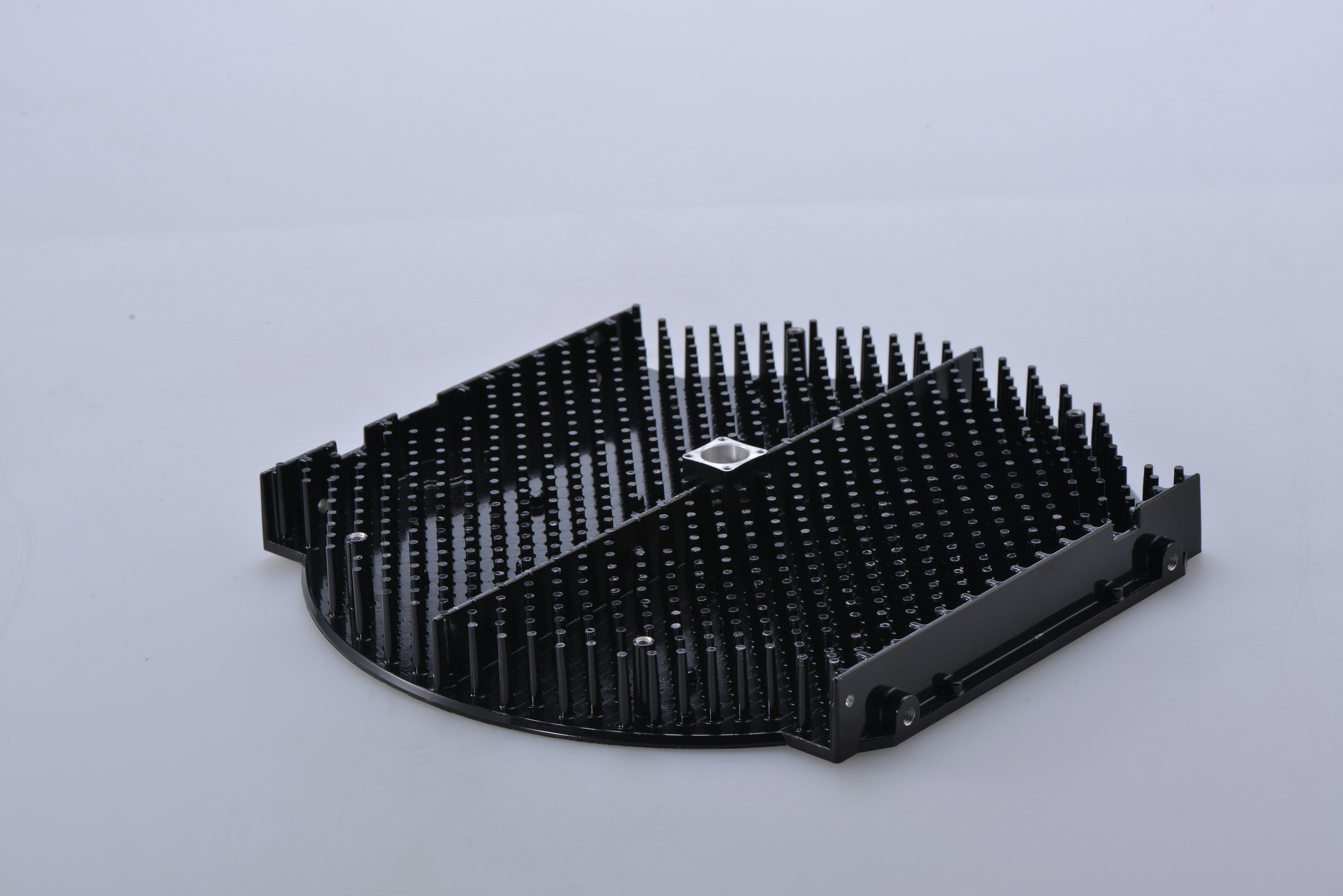 黒とグレーの建物縮尺模型