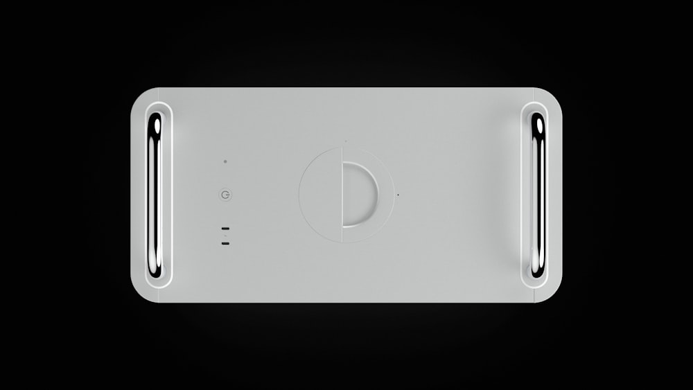 iPhone 6 plateado sobre superficie blanca