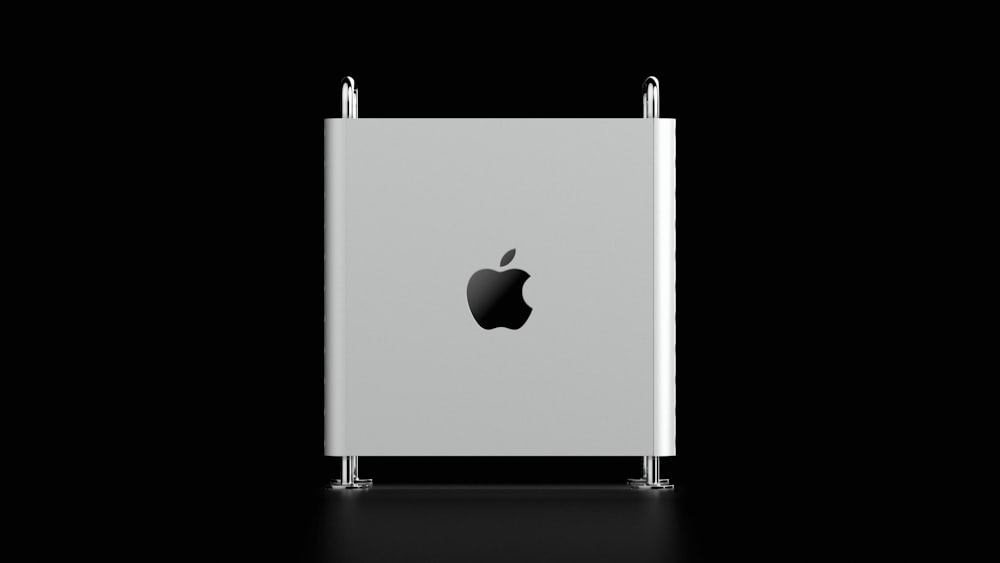 MacBook plateado sobre mesa negra