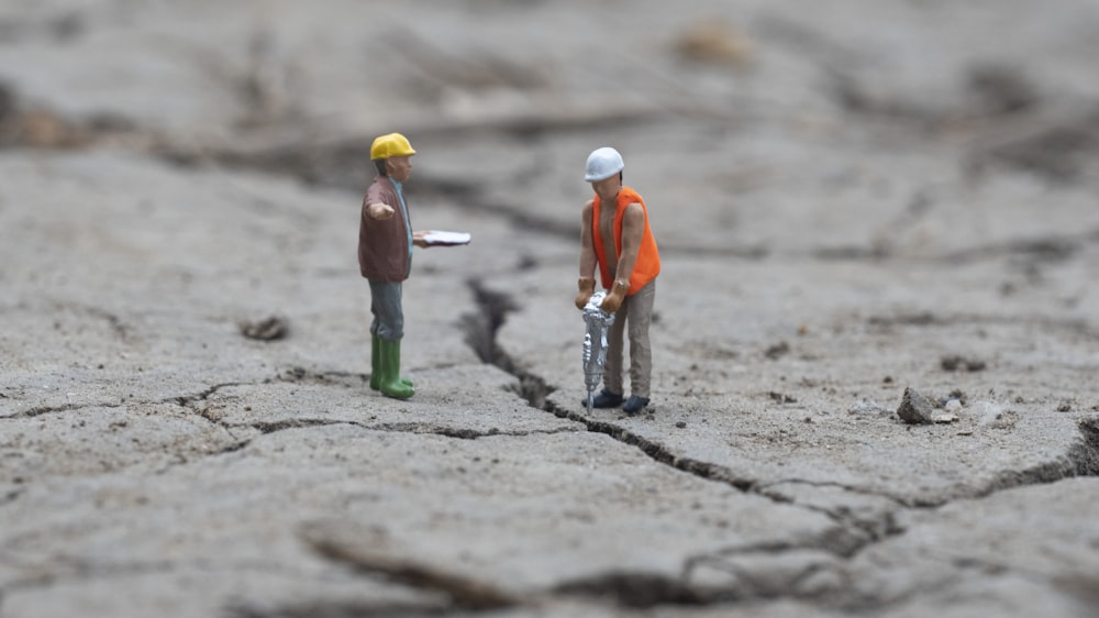 3 Männer in weißen und orangefarbenen Hemden und grünen Hosen Actionfiguren