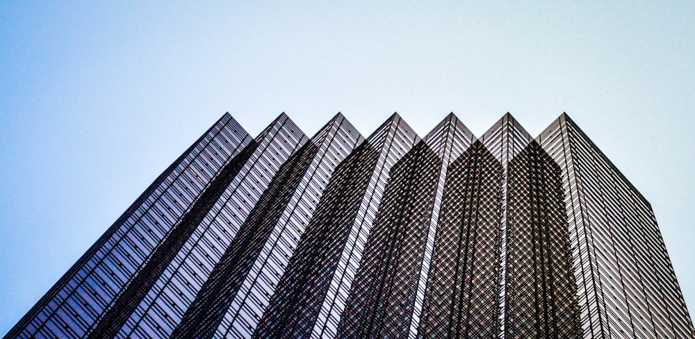 edificio in bianco e nero durante il giorno