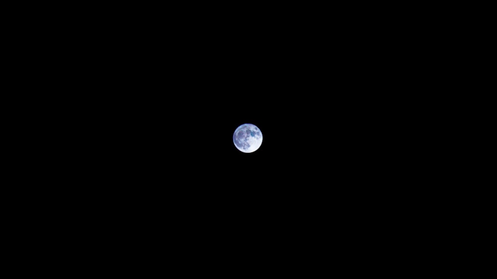 luna piena nel cielo notturno