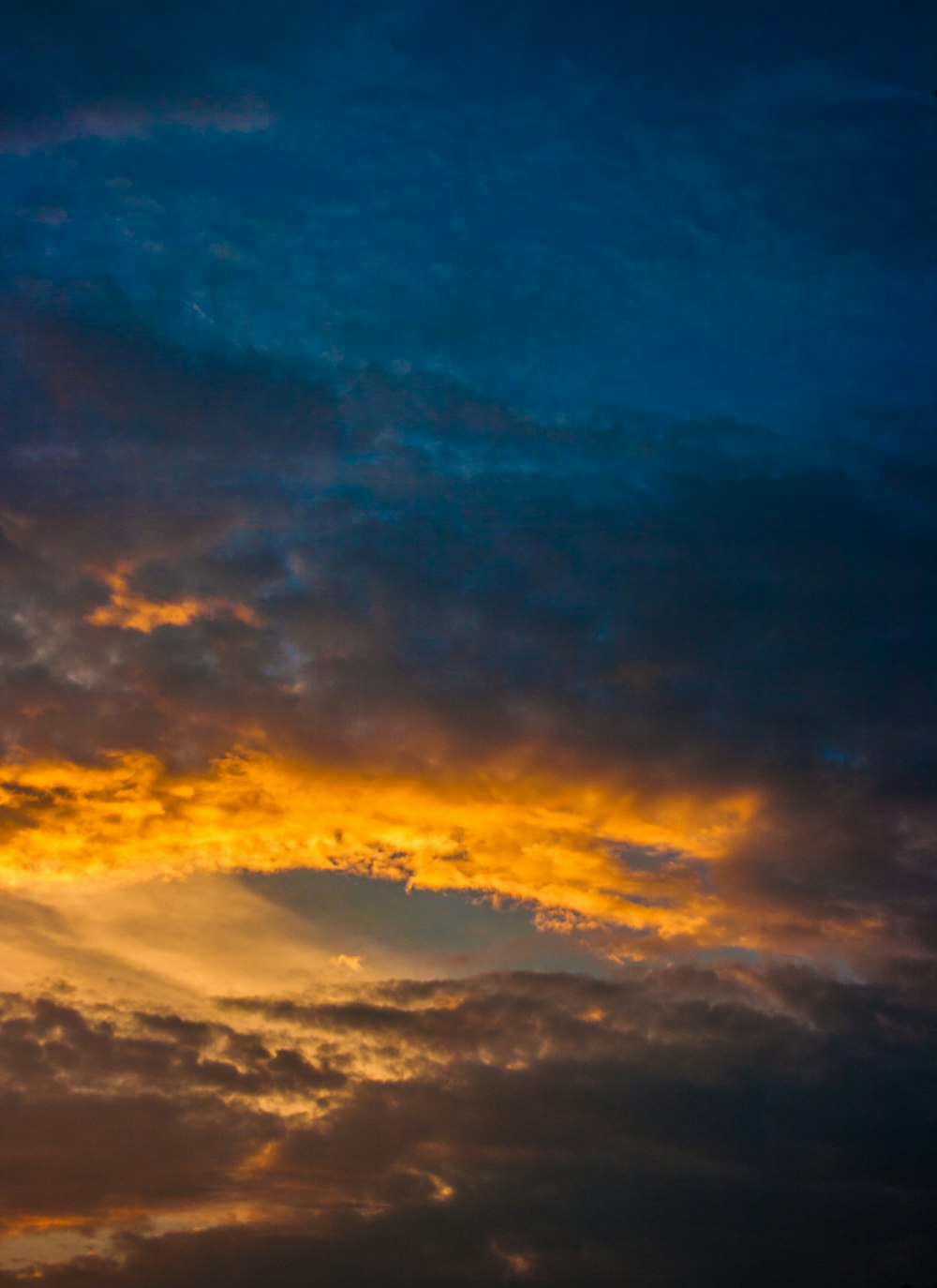 céu nublado azul e branco durante o dia