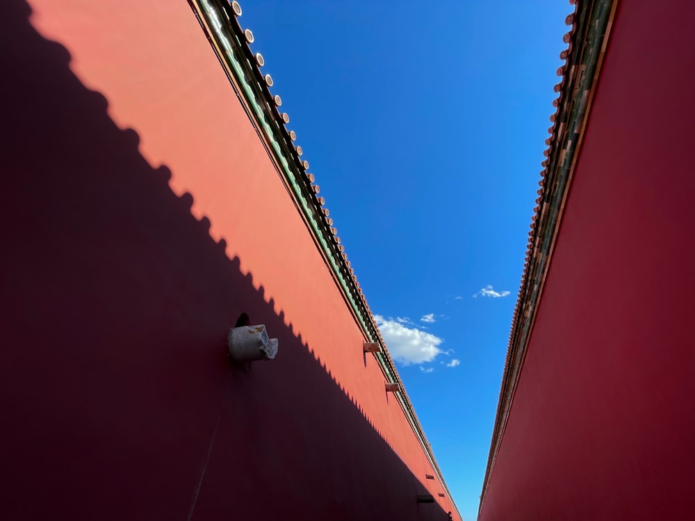 Edificio de hormigón rojo bajo el cielo azul durante el día