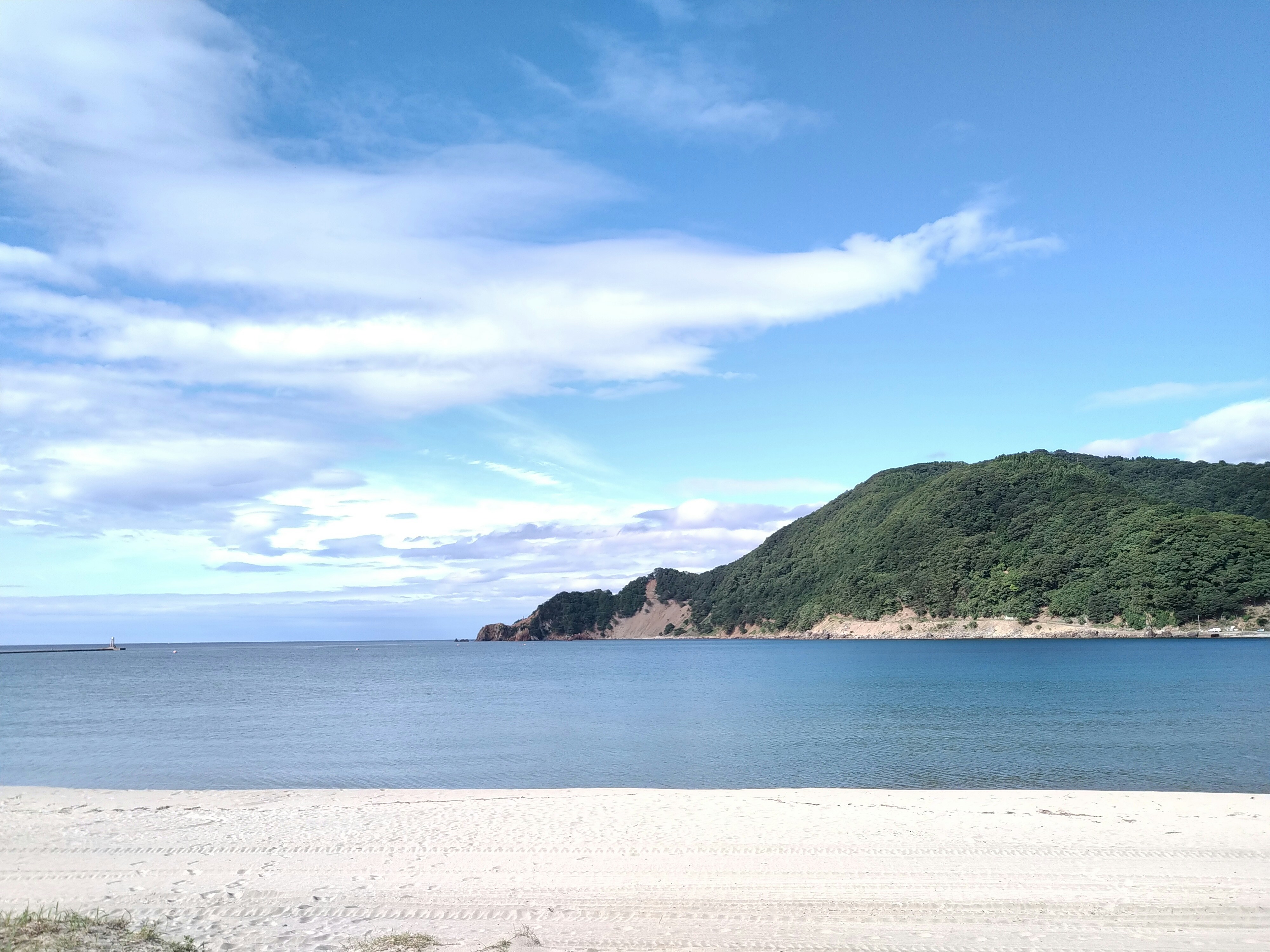green mountain beside body of water under blue sky during daytime, ZenFone Max Pro (M2)</p><p>ƒ/1.8 | 1/1250 | 3.52 mm | ISO 100