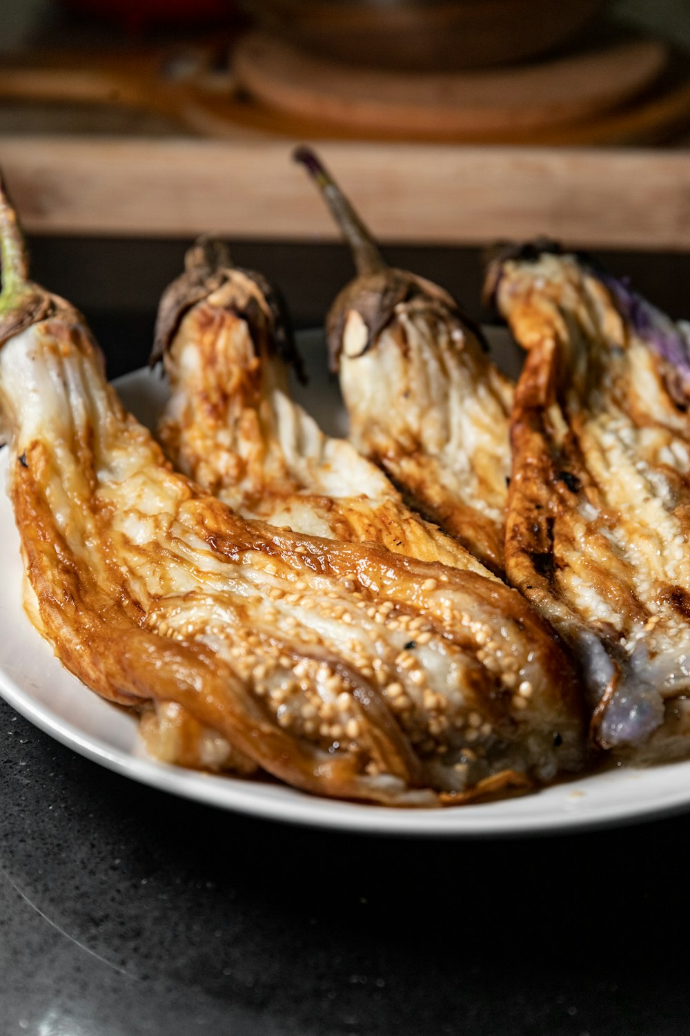 Pollo frito en plato de cerámica blanca