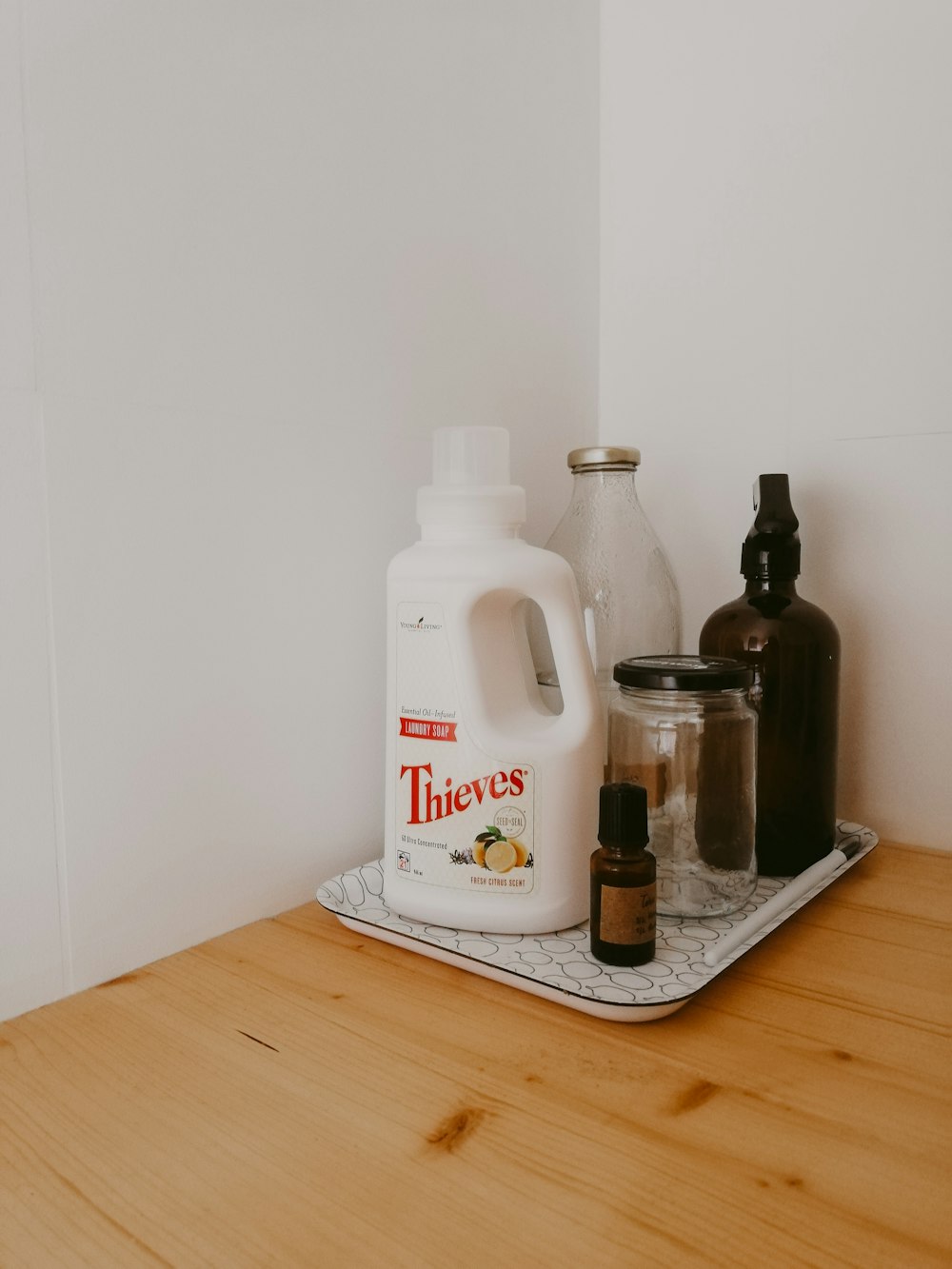 Botella de plástico blanca sobre mesa de madera marrón