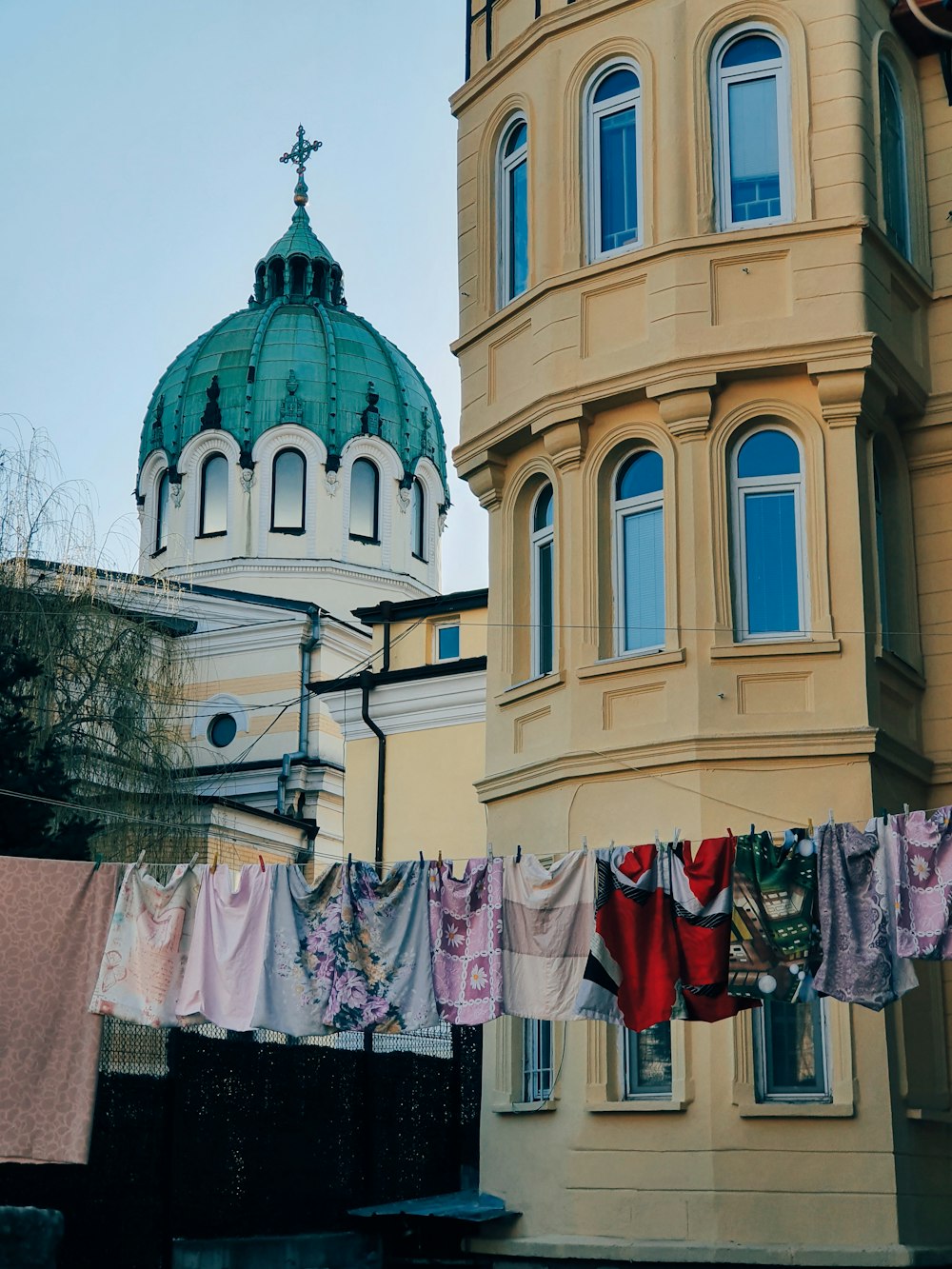 Edificio a cupola bianca e blu