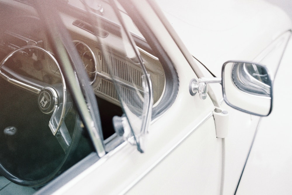 Coche de época blanco y plateado