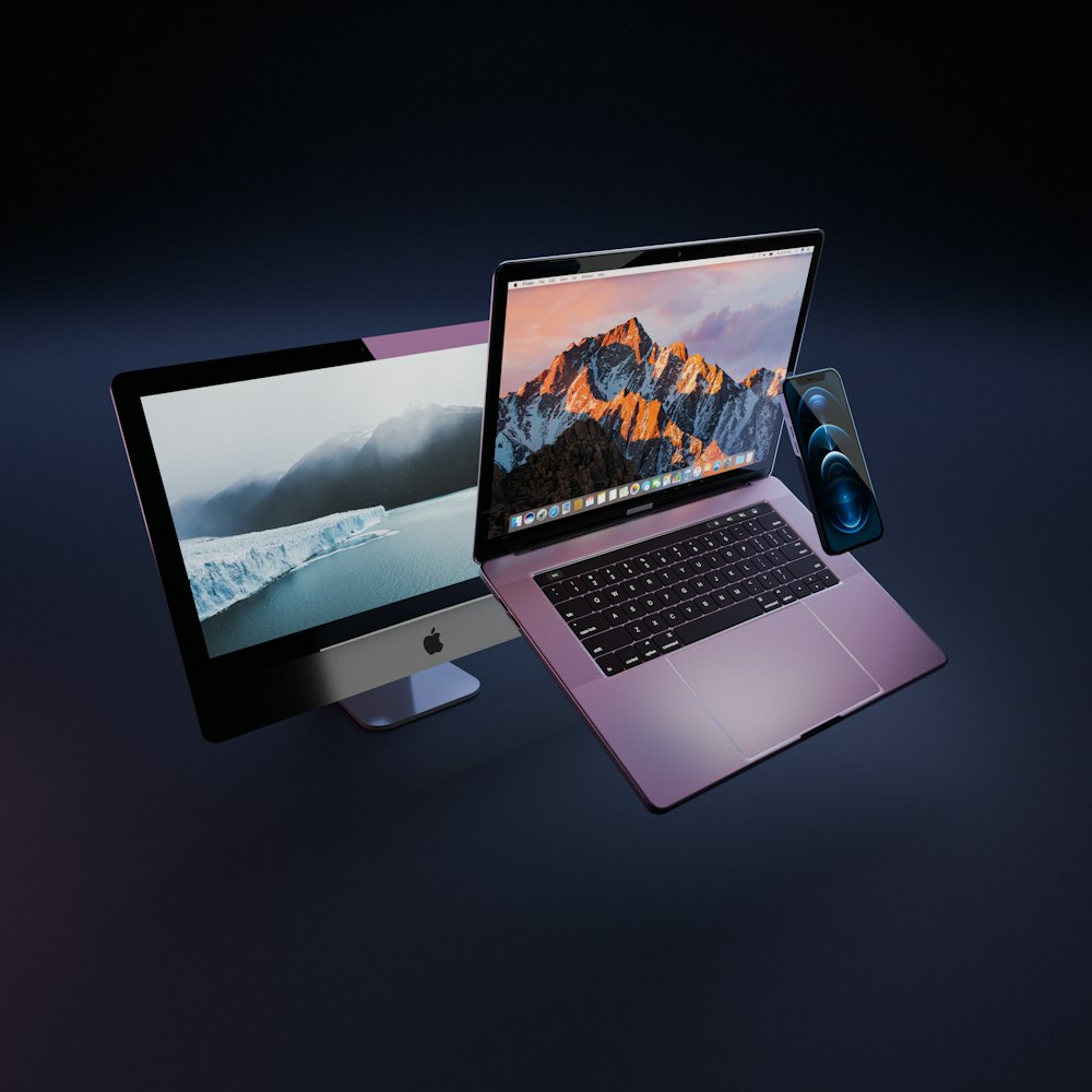 MacBook Pro auf weißem Tisch