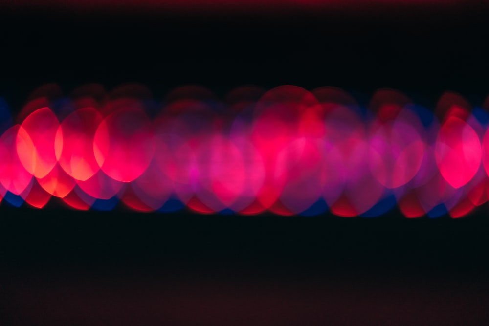 Foto zum Thema Rotes Licht auf schwarzem Hintergrund – Kostenloses Bild zu  Bokeh auf Unsplash