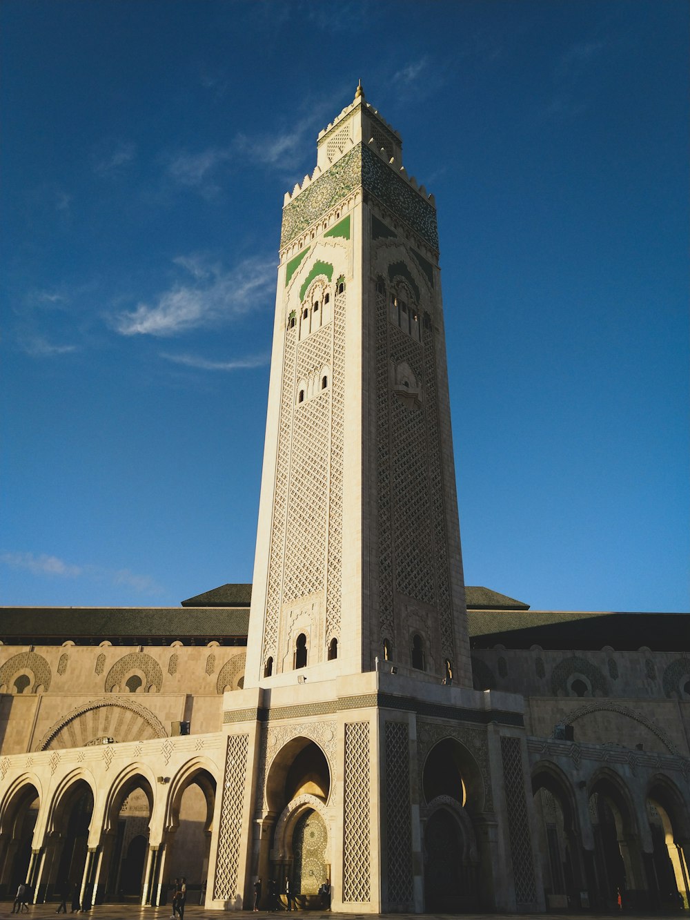 torre di cemento grigio sotto il cielo blu durante il giorno