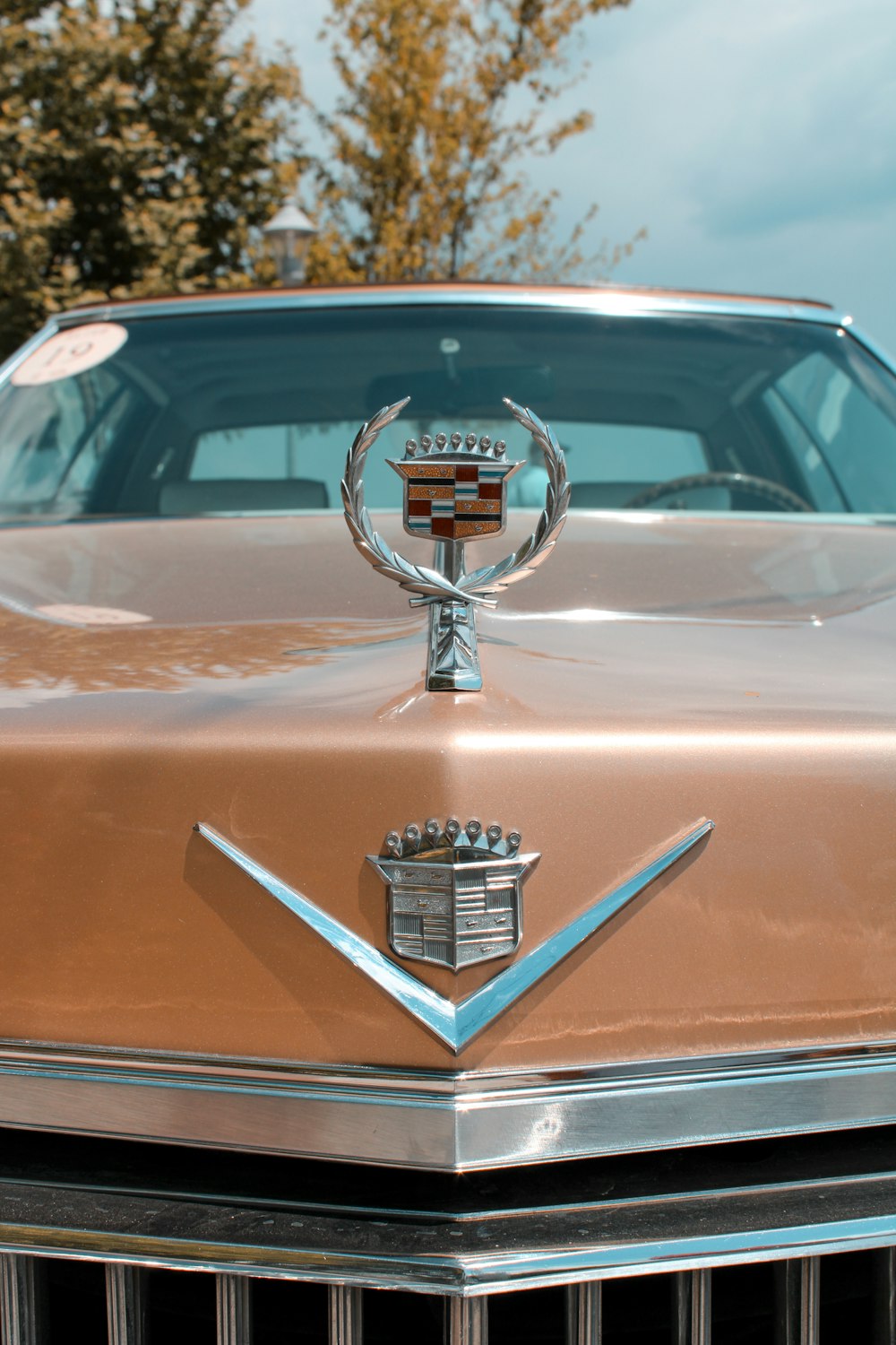 Coche Chevrolet naranja y plateado