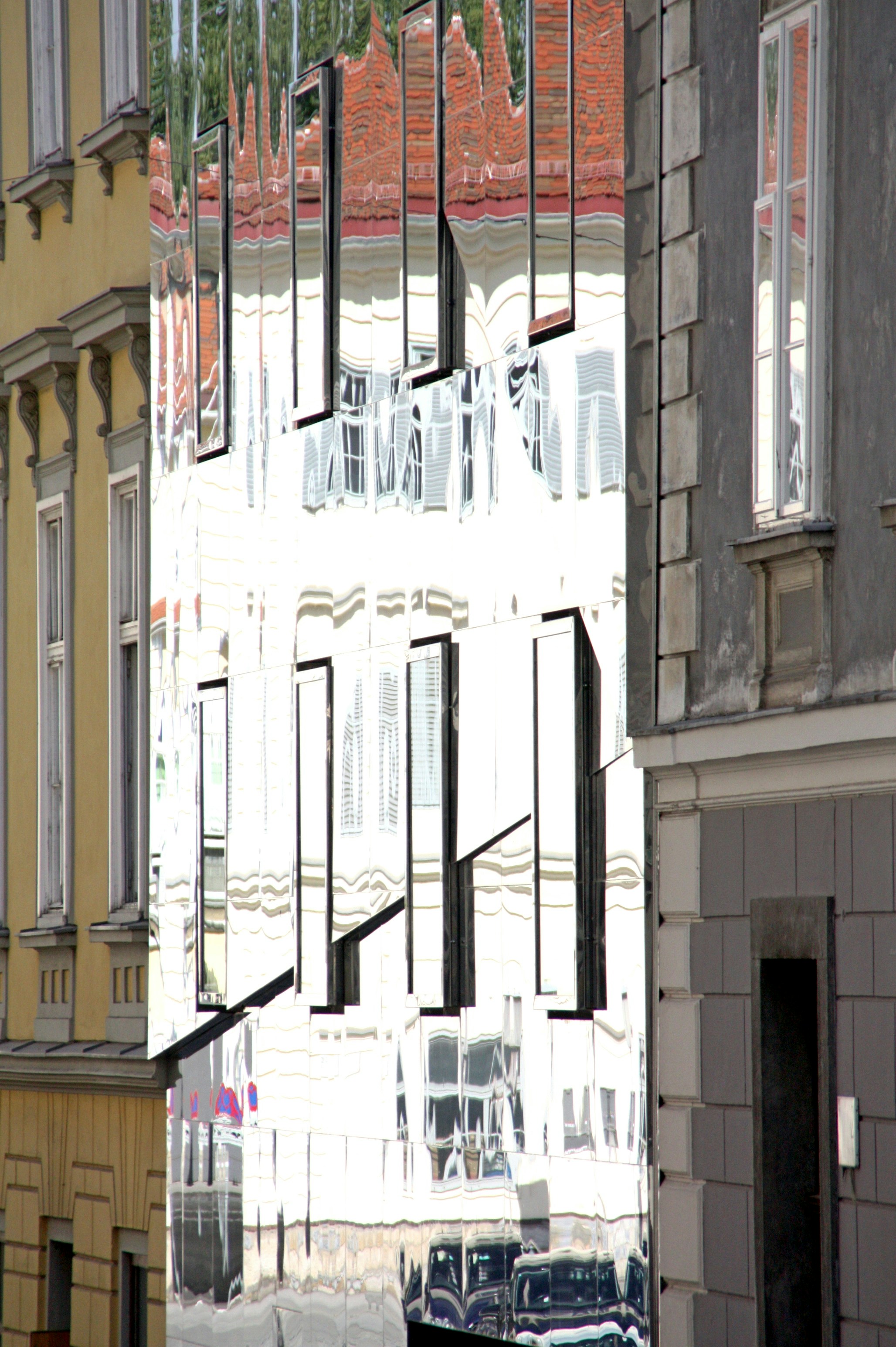 Gebäude aus weißem und braunem Beton
