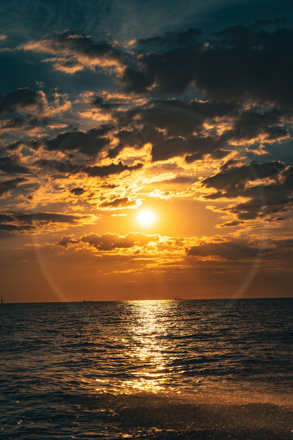 corpo d'acqua sotto cielo nuvoloso durante il tramonto