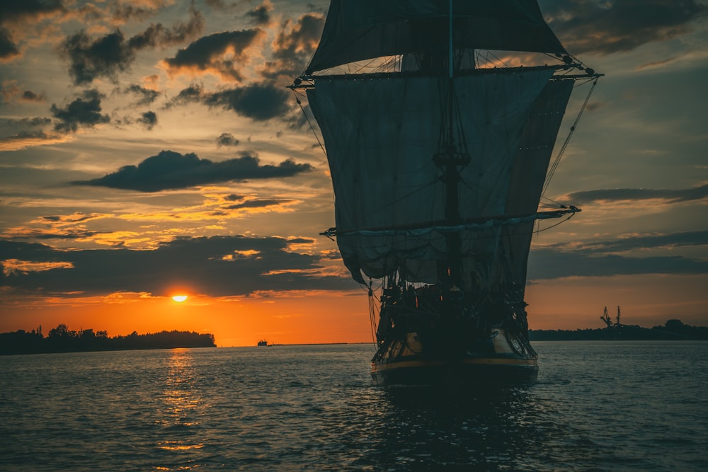 Silhouette des Schiffes auf See bei Sonnenuntergang
