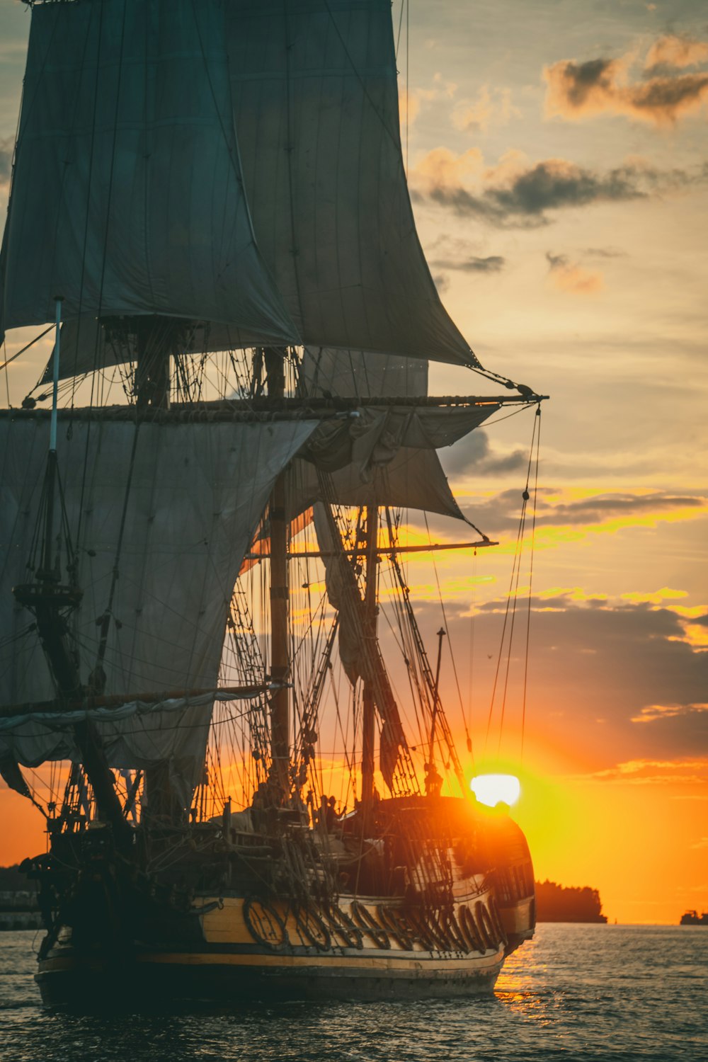 Silhouette des Schiffes auf See bei Sonnenuntergang