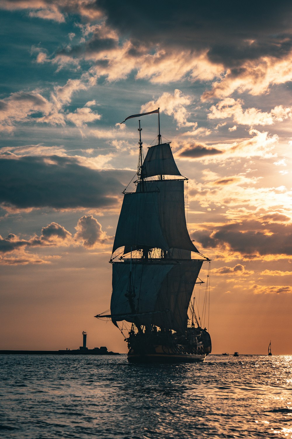 Silhouette des Schiffes auf See bei Sonnenuntergang