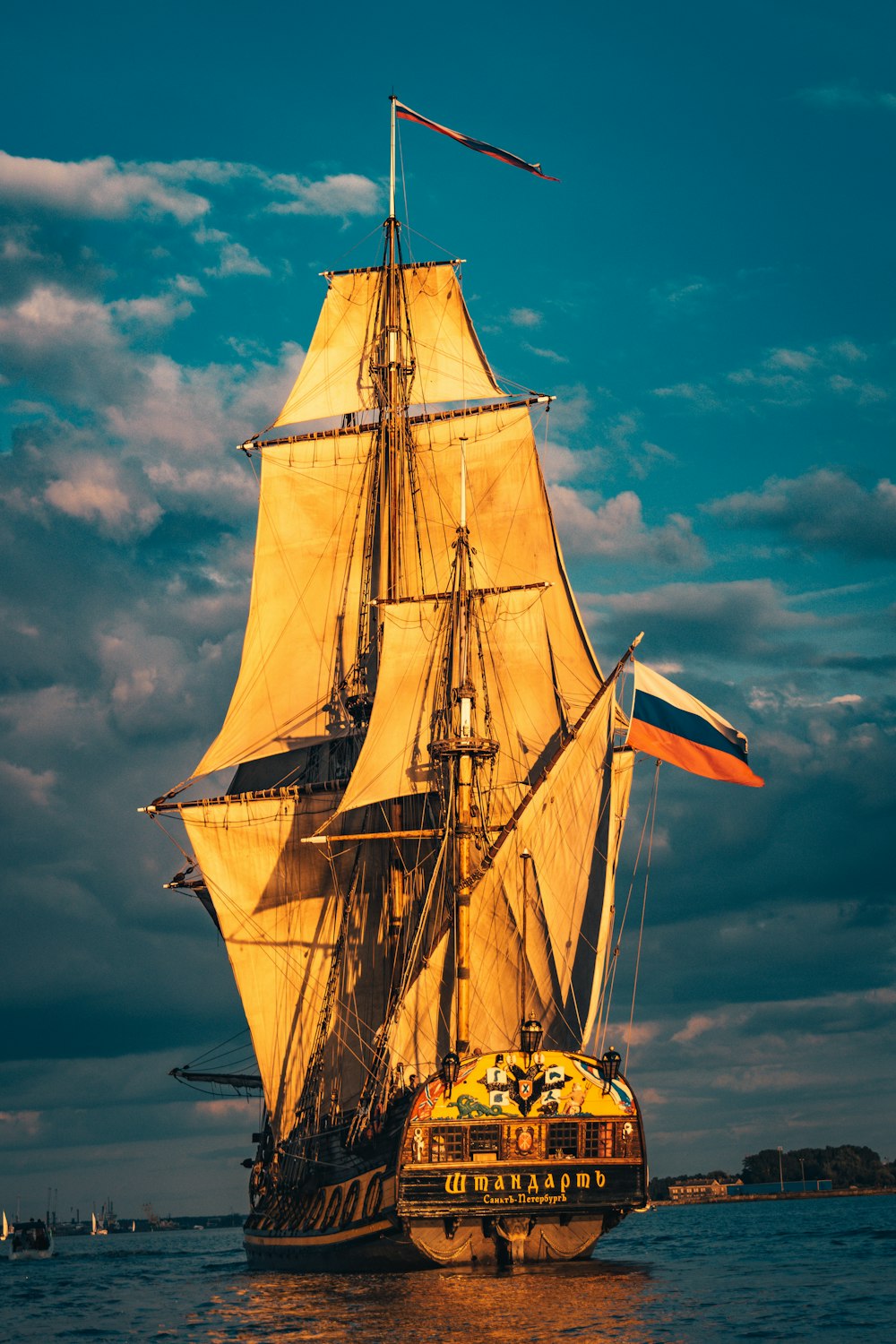 Braunes Segelschiff auf See unter blauem Himmel tagsüber