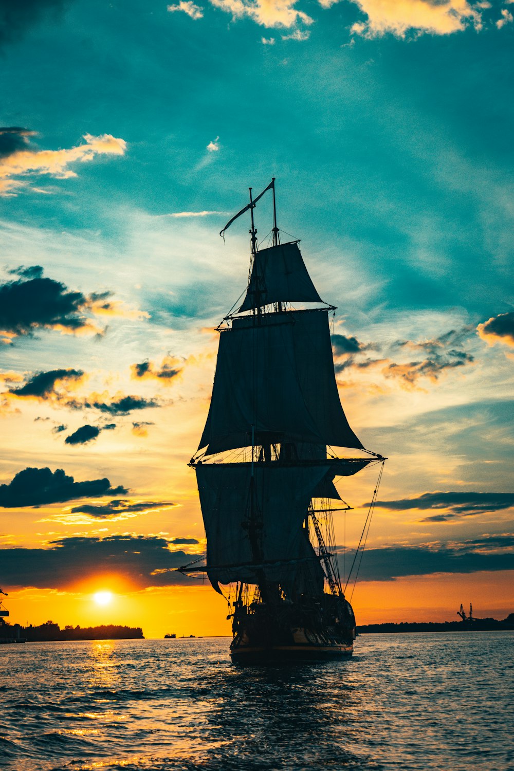 Silhouette des Schiffes auf See bei Sonnenuntergang