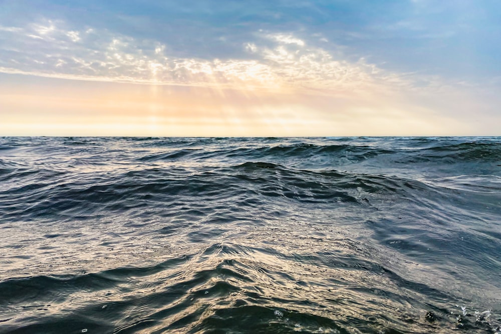 Gewässer unter blauem Himmel tagsüber