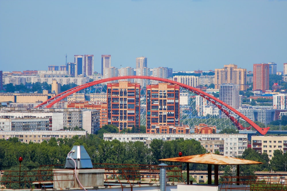 ponte di metallo rosso sulla città durante il giorno