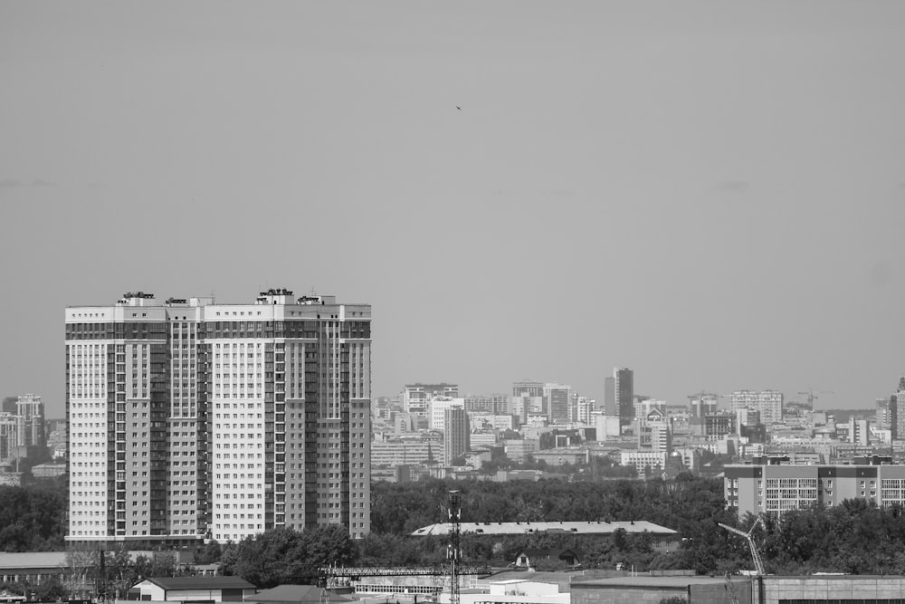 skyline della città sotto il cielo bianco durante il giorno