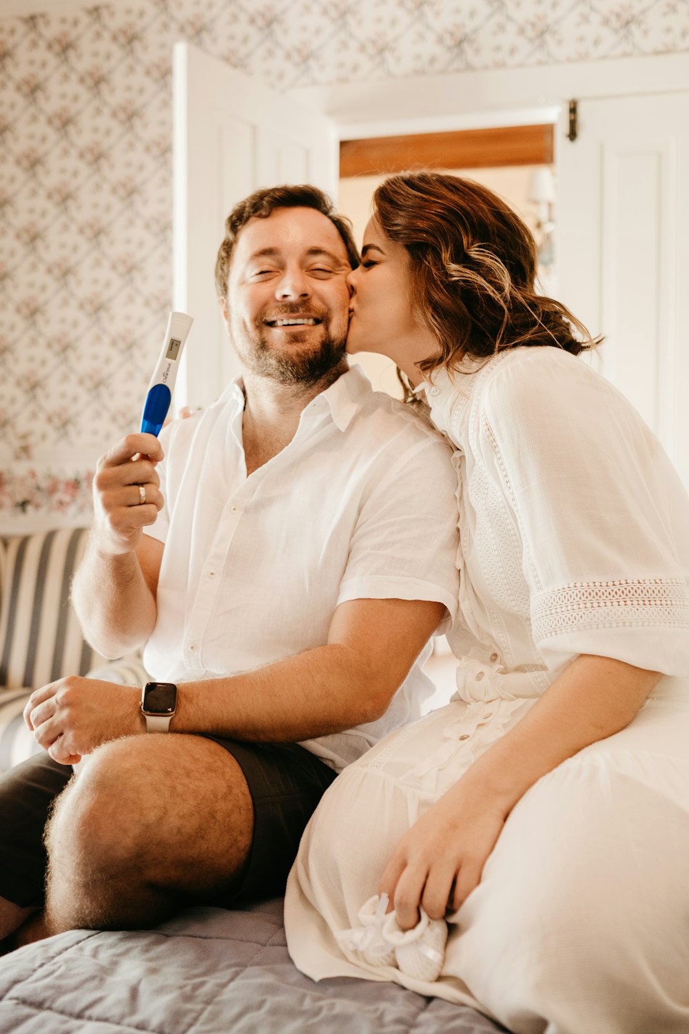 hombre con camisa blanca abotonada sentado al lado de una mujer con camisa blanca