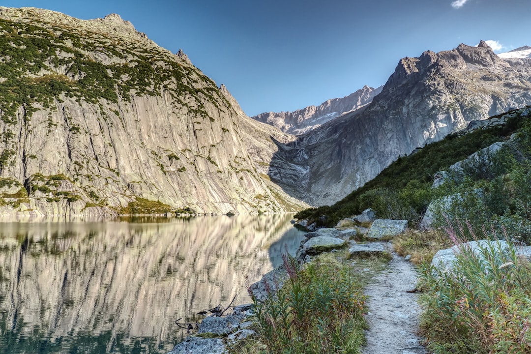 lake in the middle of mountains