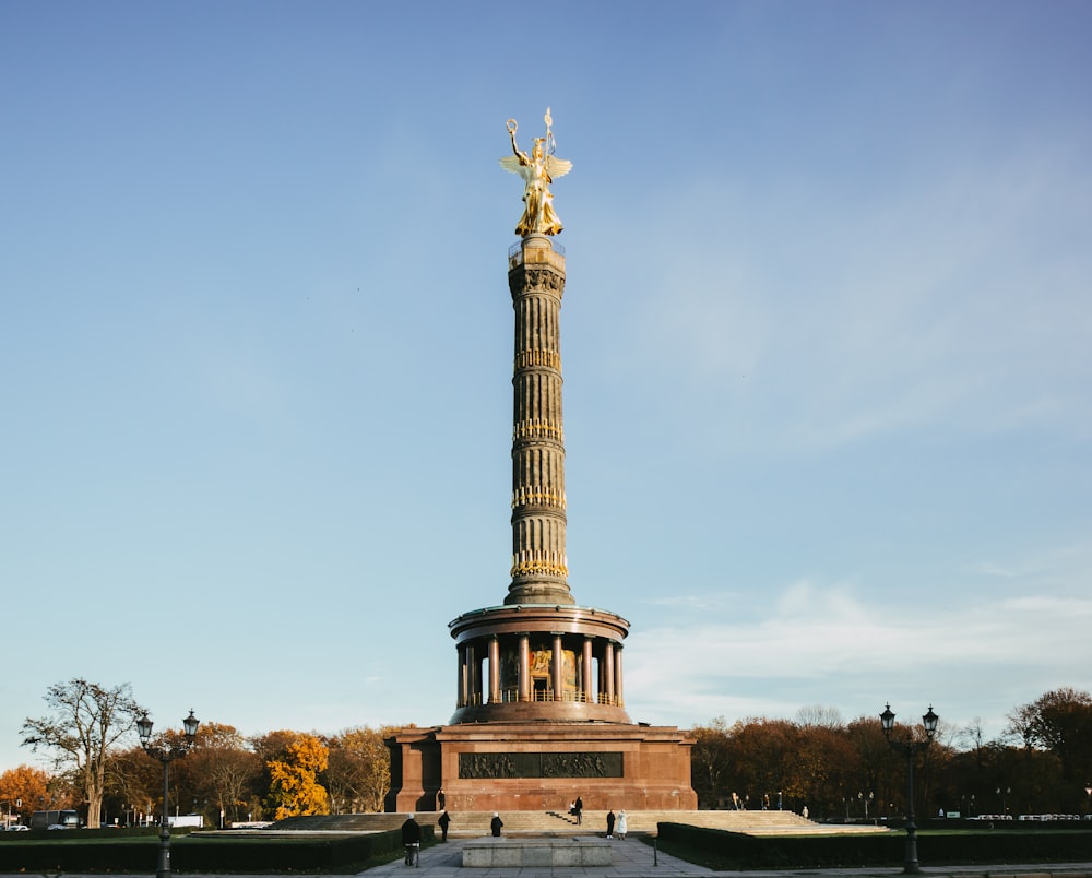 statua di cemento bianco sotto il cielo blu durante il giorno