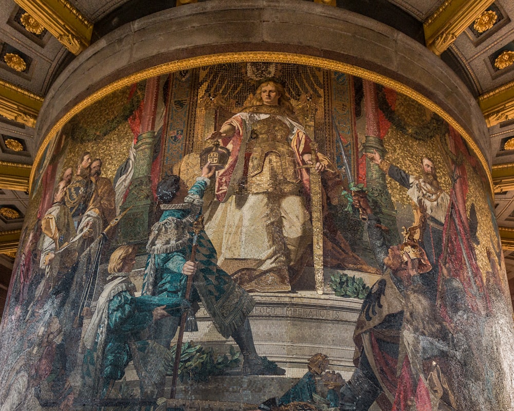 Mujer en vestido blanco sentada en la pintura de la silla