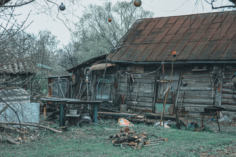 Casa de madera marrón cerca de los árboles durante el día