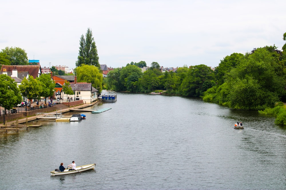 Mann, der tagsüber auf dem Boot auf dem Fluss fährt