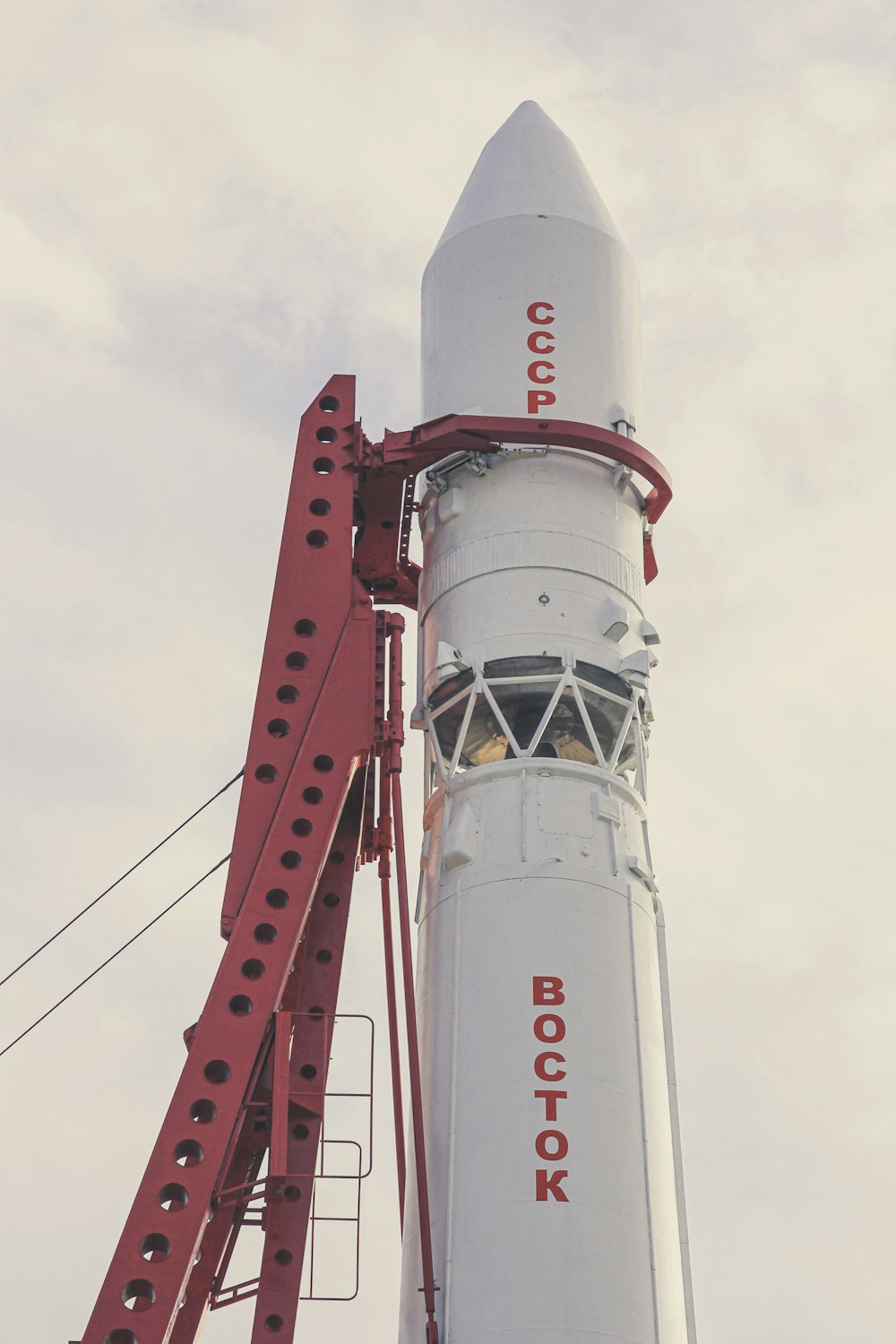 Phare blanc et rouge sous des nuages blancs pendant la journée