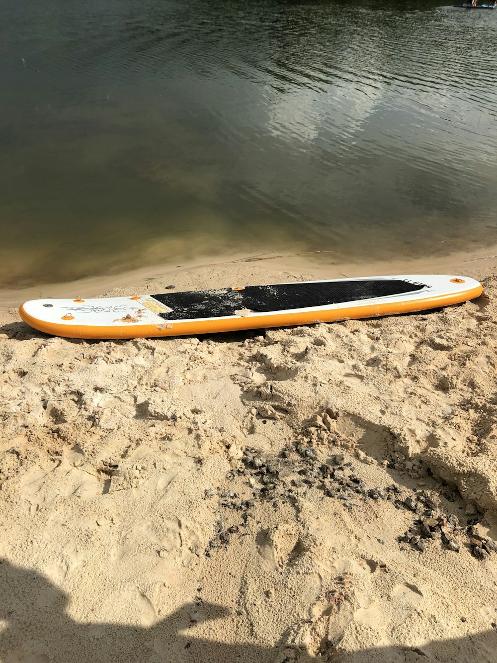 kayak jaune et blanc sur sable brun