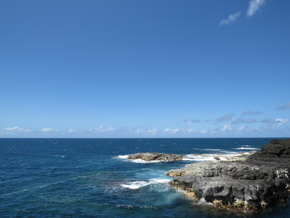 Agua azul del océano bajo el cielo azul durante el día