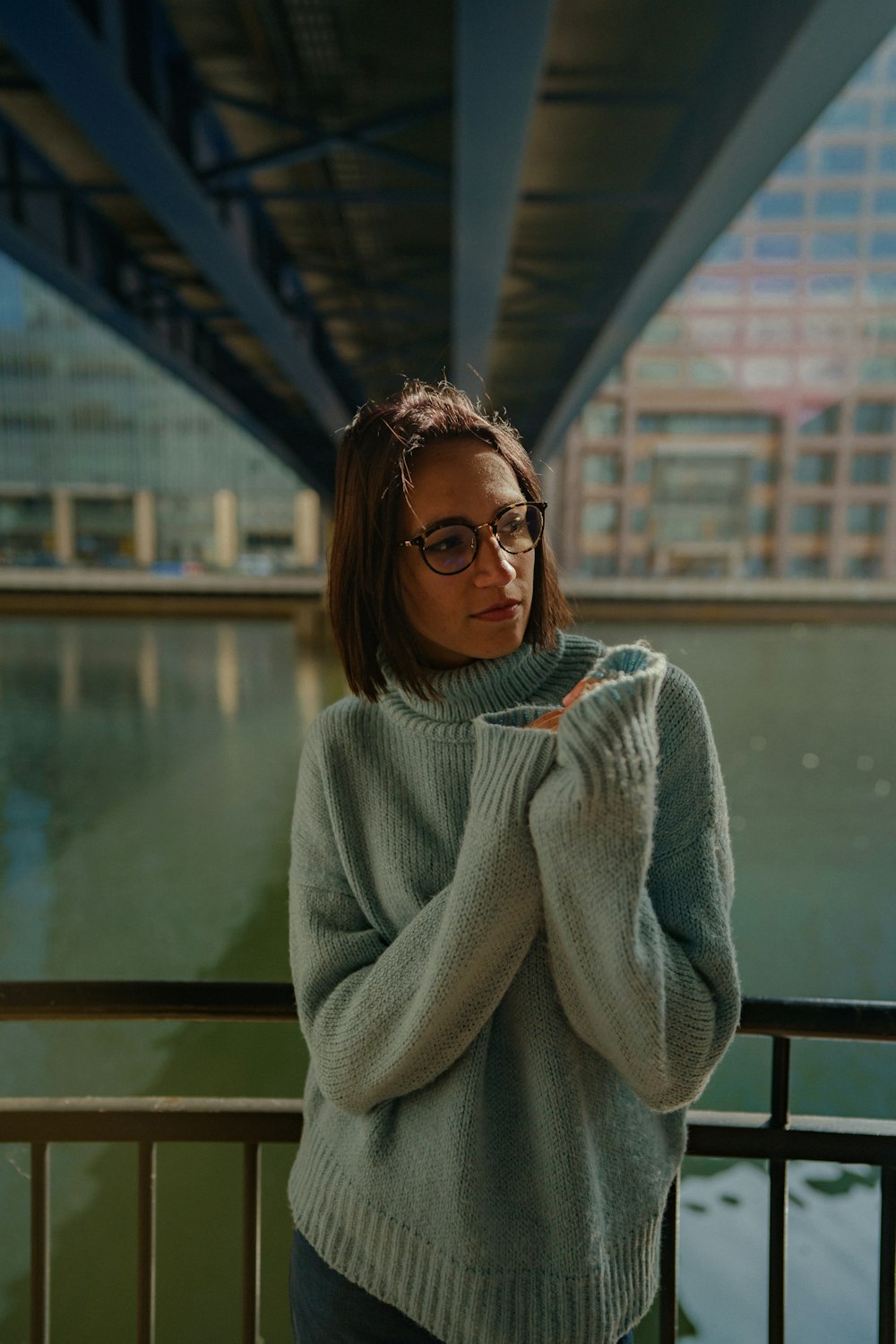 donna in maglione bianco che indossa occhiali da sole marroni