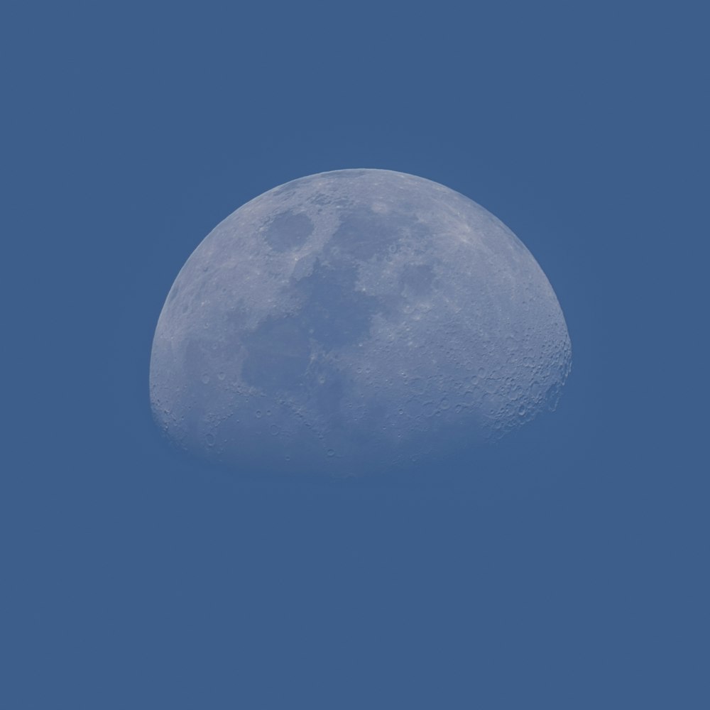 pleine lune dans le ciel bleu