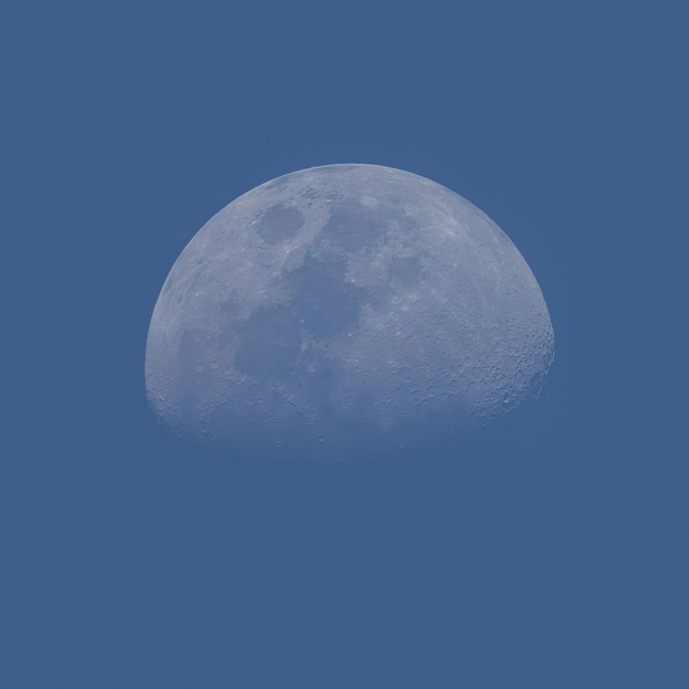 Pleine lune dans le ciel bleu photo – Photo Astronomie Gratuite sur Unsplash